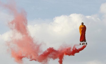 中國藝術家巴黎變身得道高僧 腳踩紅煙上演“懸空”秀