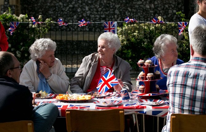 英民眾歡慶女王登基60年 旗幟飄揚、眼鏡蛋糕熱銷