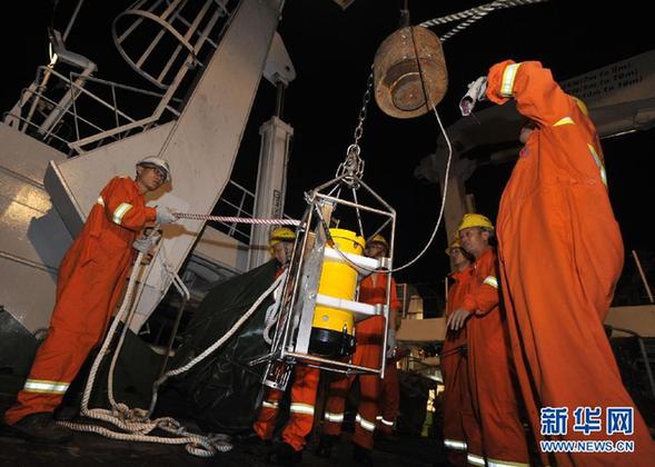 “蛟龍”號第二次下潛達6965米 再創(chuàng)新紀(jì)錄