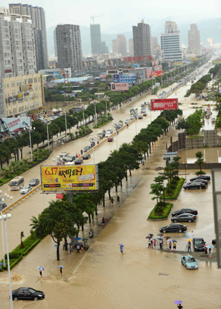 罕見暴雨突襲福建福清三小時 城區(qū)被淹成澤國