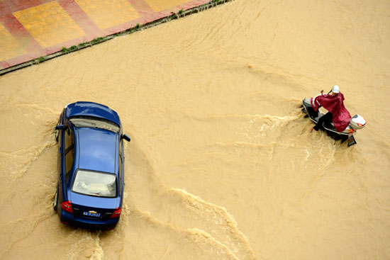 罕見(jiàn)暴雨突襲福建福清三小時(shí) 城區(qū)被淹成澤國(guó)