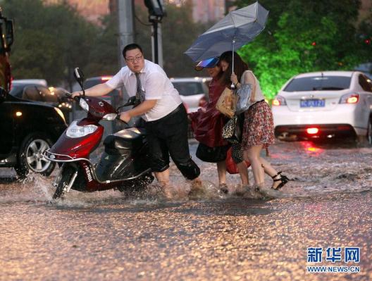 河南洛陽“白領(lǐng)哥”雨中助人走紅網(wǎng)絡(luò)