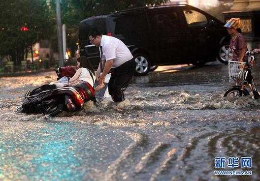 河南洛陽“白領(lǐng)哥”雨中助人走紅網(wǎng)絡(luò)