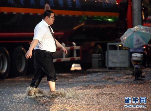 河南洛陽(yáng)“白領(lǐng)哥”雨中助人走紅網(wǎng)絡(luò)