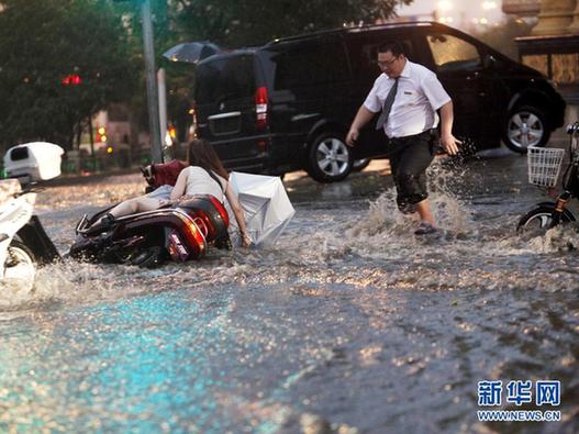 河南洛陽“白領(lǐng)哥”雨中助人走紅網(wǎng)絡(luò)