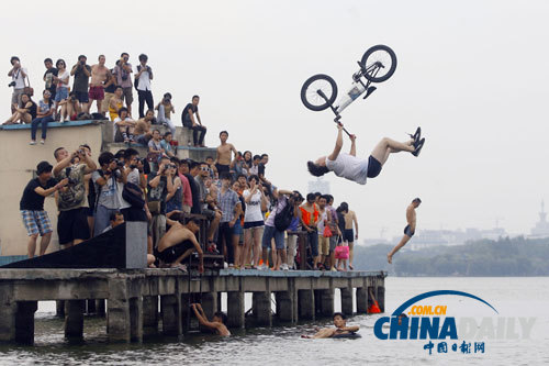 武漢極限運(yùn)動(dòng)愛好者“跳湖”度夏