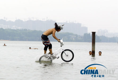 武漢極限運(yùn)動愛好者“跳湖”度夏