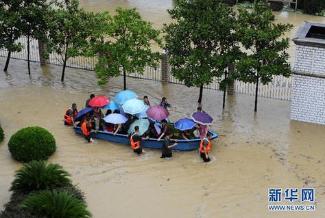南方遭暴雨襲擊 城區(qū)可“看海”
