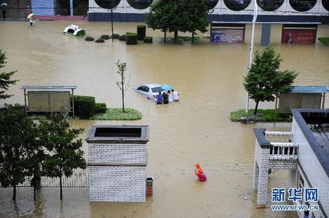 南方遭暴雨襲擊 城區(qū)可“看海”