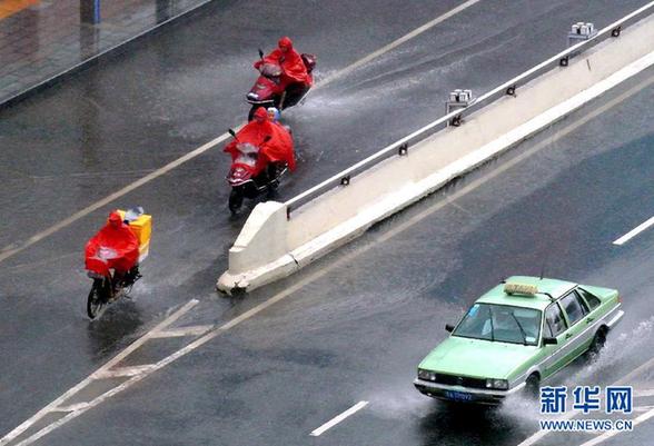 臺風暴雨逼停京哈線70趟列車 沖鋒舟進車站