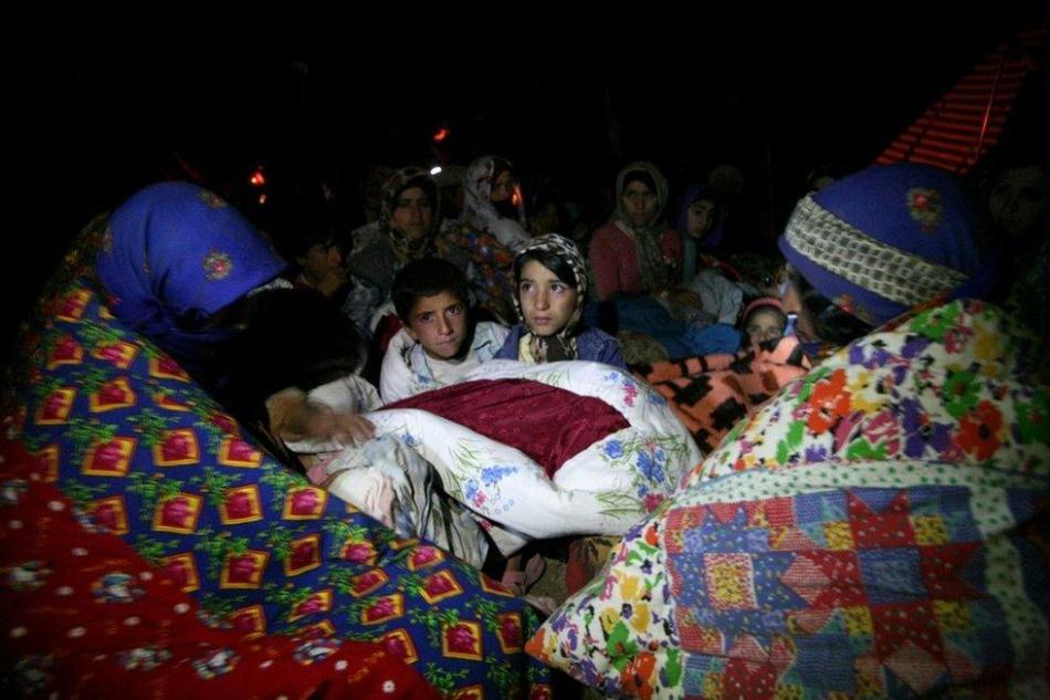伊朗西北部連發(fā)兩次超6級地震數(shù)千死傷 醫(yī)療人員物資緊缺