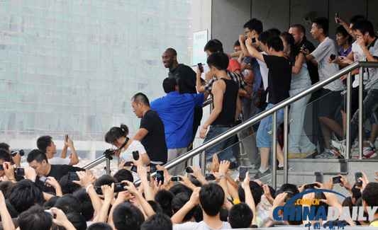 NBA巨星科比抵達(dá)武漢 與球迷零距離接觸
