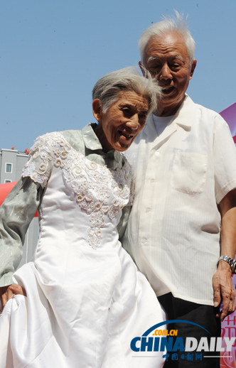 浪漫七夕 新人扎堆領結(jié)婚證拍婚紗照