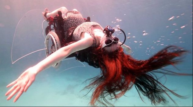 英國殘疾藝術(shù)家水下創(chuàng)意表演 乘坐改裝輪椅向殘奧會致敬