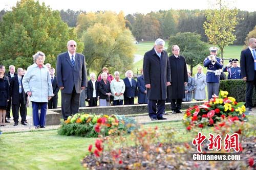德國(guó)總統(tǒng)訪問(wèn)遭納粹血洗捷克村莊向遇難者獻(xiàn)花