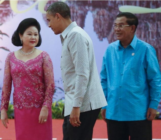 對奧巴馬不敬？美媒稱柬埔寨首相夫人行禮“留一手”