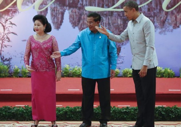 對奧巴馬不敬？美媒稱柬埔寨首相夫人行禮“留一手”