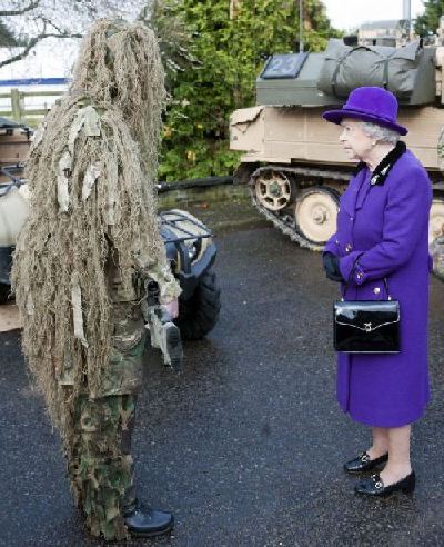 圖：英國(guó)騎兵隊(duì)狙擊手扮枯木“接駕” 女王茫然困惑