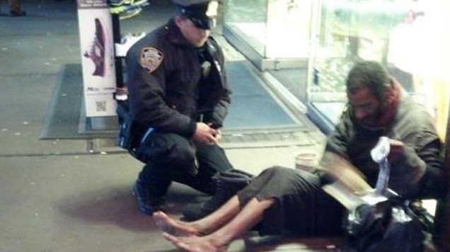 紐約警察寒夜為流浪漢送鞋 獲網(wǎng)民如潮好評(píng)