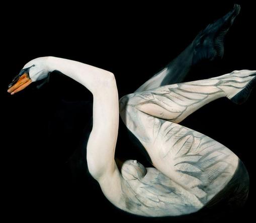 枯樹、沙漠、天鵝：德國女藝術家創(chuàng)作精美人體藝術