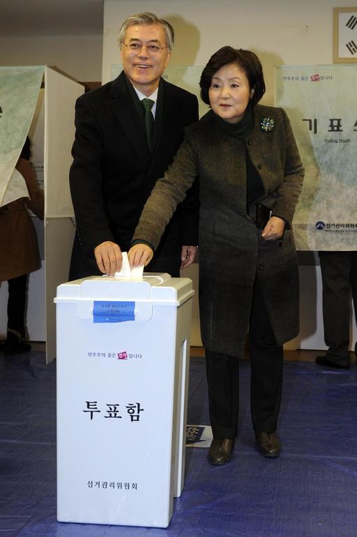 韓國總統(tǒng)大選拉開帷幕 樸槿惠文在寅博弈
