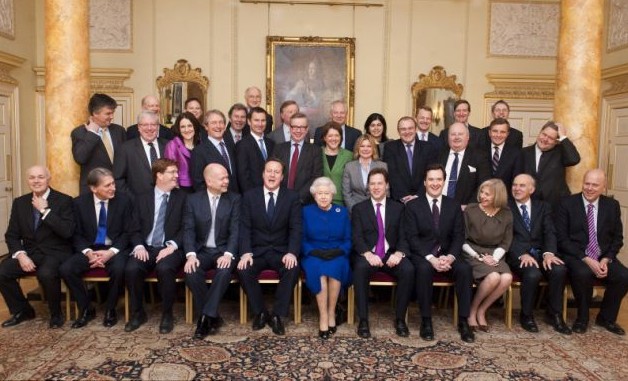 英女王打破200多年慣例出席內(nèi)閣會議 獲贈60個餐具墊