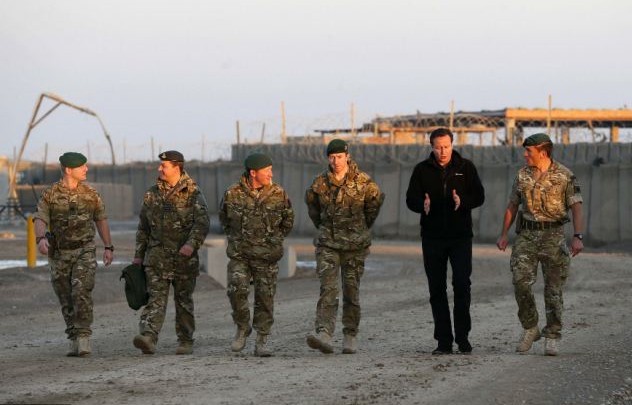 火雞、美食、桌球賽 卡梅倫突訪英駐阿基地與士兵共迎圣誕節(jié)