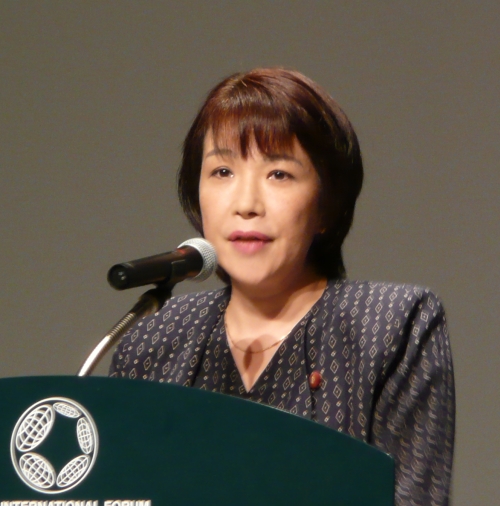 安倍正式出任日本新首相 女性任高級助手、新防衛(wèi)大臣對華強硬