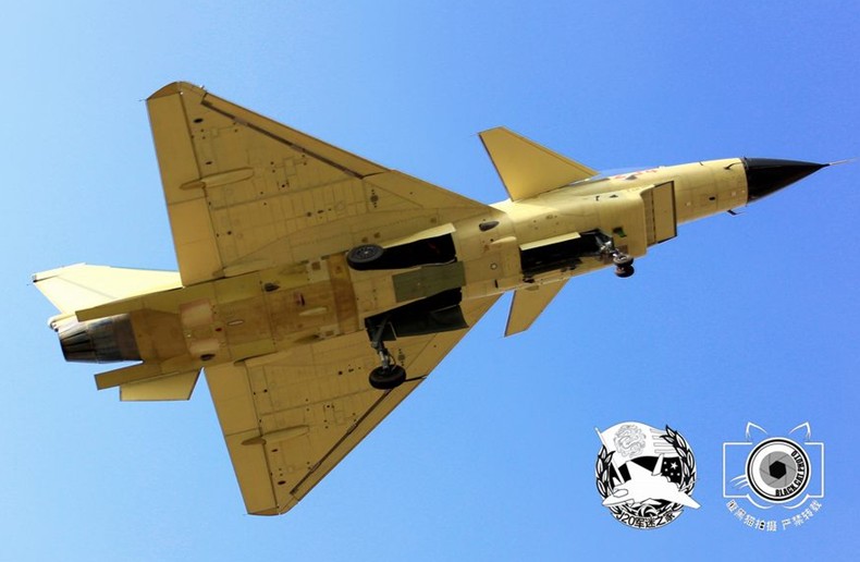震撼！殲-10戰(zhàn)機試飛時空中放油[組圖]