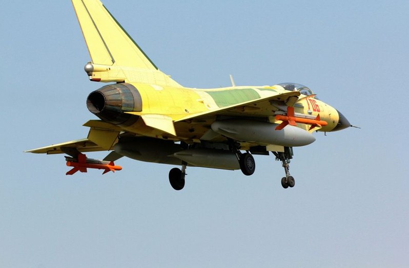 震撼！殲-10戰(zhàn)機(jī)試飛時(shí)空中放油[組圖]