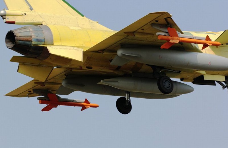 震撼！殲-10戰(zhàn)機試飛時空中放油[組圖]