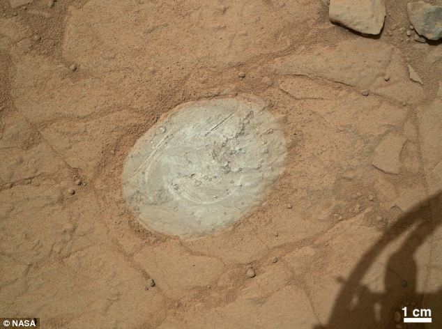 “好奇”號(hào)首次使用刷子清掃火星表面 為巖石鉆探鋪平道路