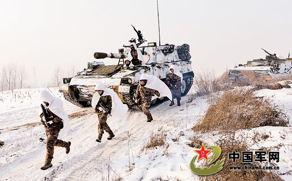 沈陽軍區(qū)某炮兵團冒嚴寒進行實彈射擊訓練