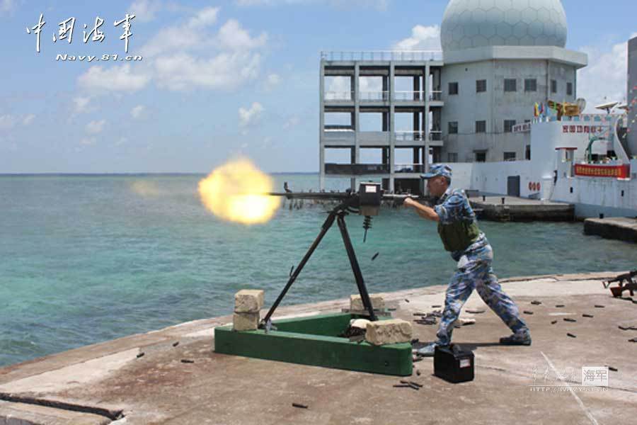 高清：駐永暑礁部隊(duì)用重機(jī)槍艦炮對海攻擊演練