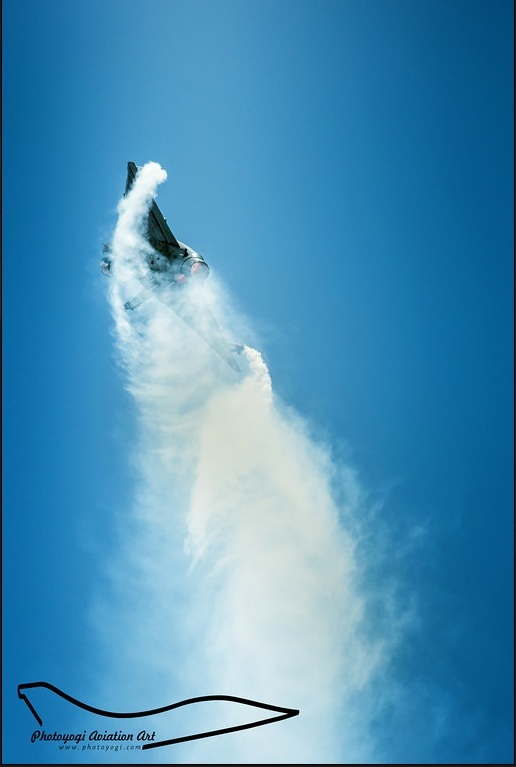 高清：印度國(guó)產(chǎn)LCA輕型戰(zhàn)機(jī)賣力表演展示機(jī)動(dòng)性能