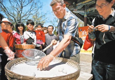 老外眼中的元宵節(jié)：有點(diǎn)像過圣誕節(jié)
