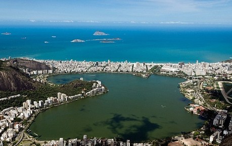 巴西奧運(yùn)會(huì)賽艇場地驚現(xiàn)65噸死魚 或因缺氧所致