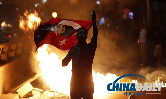 土耳其示威繼續(xù)上演 總理指責(zé)反對(duì)黨“煽動(dòng)抗議”