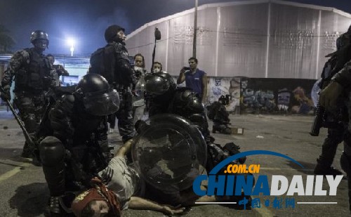 巴西抗議活動(dòng)引多地暴力沖突 南部一少年被車(chē)撞死