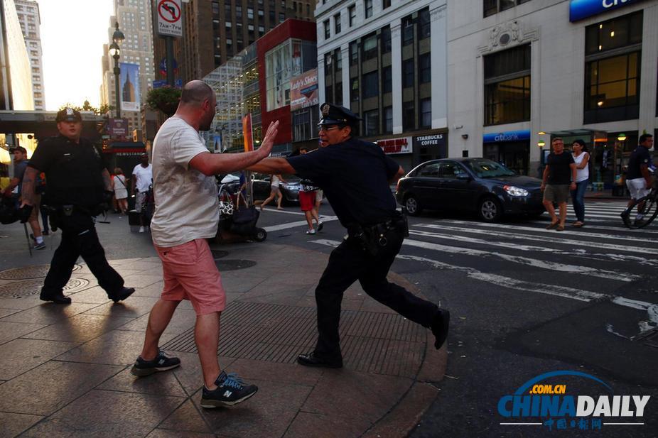 數(shù)千人聚集紐約時(shí)報(bào)廣場 抗議協(xié)警槍殺黑人被判無罪