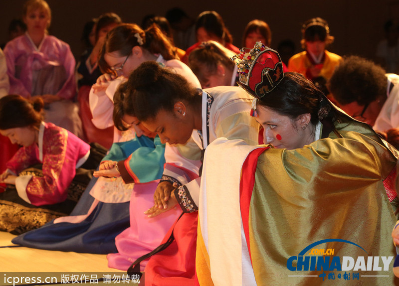 美翻了!韓國女子大學(xué)留學(xué)生穿韓服學(xué)行禮(高清組圖)