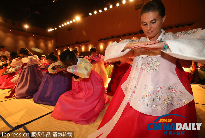 美翻了！韓國女子大學(xué)留學(xué)生穿韓服學(xué)行禮（高清組圖）