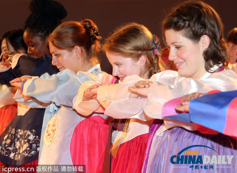 美翻了！韓國女子大學(xué)留學(xué)生穿韓服學(xué)行禮（高清組圖）
