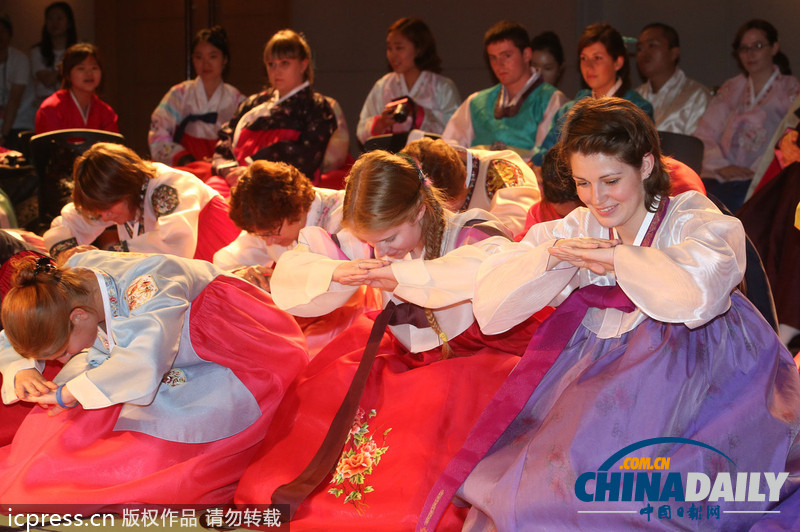 美翻了！韓國(guó)女子大學(xué)留學(xué)生穿韓服學(xué)行禮（高清組圖）