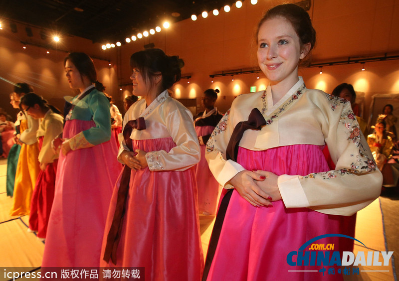美翻了！韓國(guó)女子大學(xué)留學(xué)生穿韓服學(xué)行禮（高清組圖）