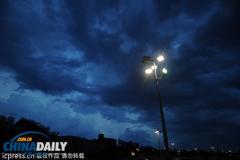 尼亞加拉大瀑布出現(xiàn)詭異陰云 仿佛世界末日（組圖）