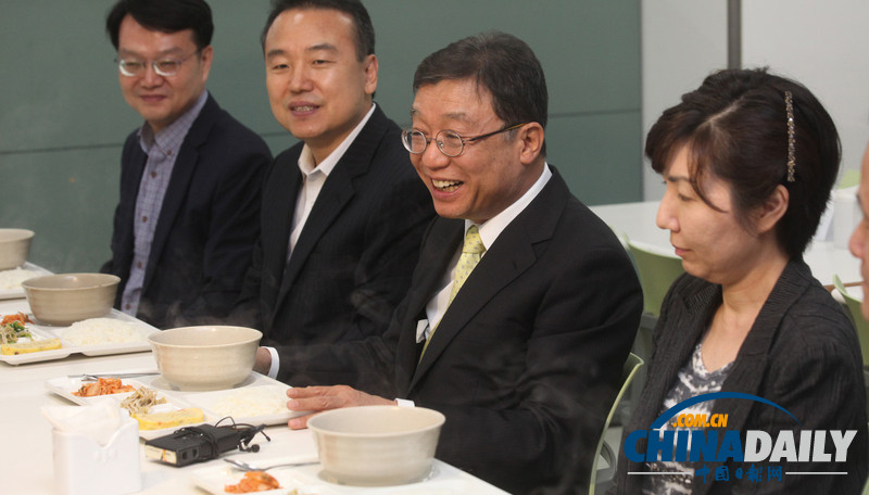 韓首爾大學(xué)校長吃食堂 緩解學(xué)生對(duì)飯菜漲價(jià)不滿（圖）