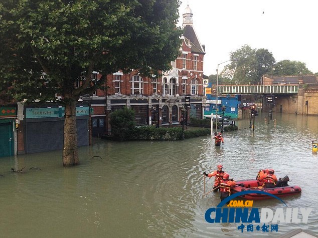 英國(guó)倫敦市郊主水管爆裂 導(dǎo)致部分街道商鋪被淹（圖）