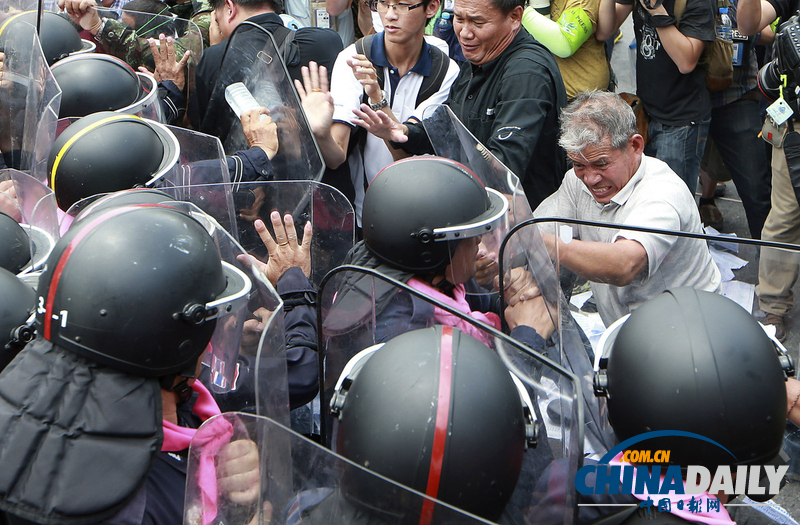 他信反對者抗議泰國特赦法案 與警察激烈沖突（圖）