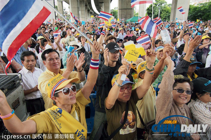 他信反對(duì)者抗議泰國(guó)特赦法案 與警察激烈沖突（圖）